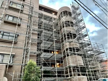 足場が組まれたマンション