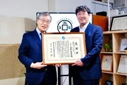 感謝状を持つ二人