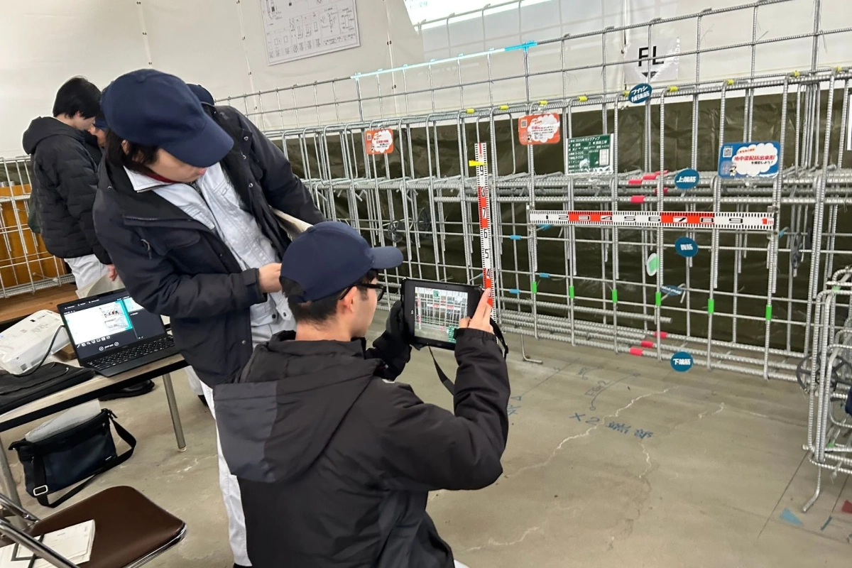 タブレットで確認する様子