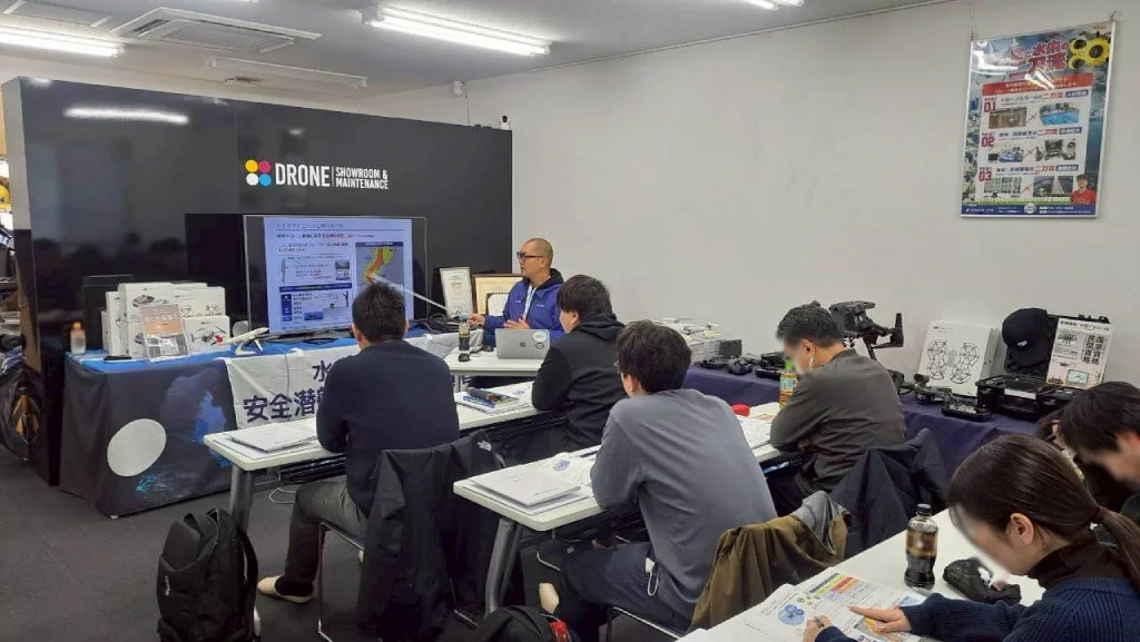 ドローンショールーム兼メンテナンス施設で行われているドローン講習会の様子