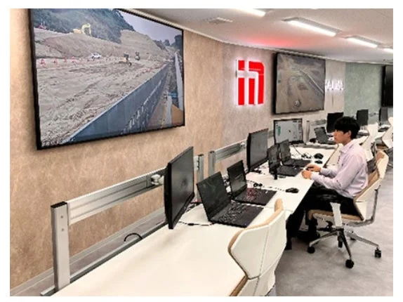 制御室での作業風景