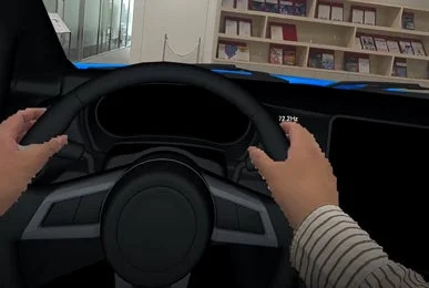 車内、ハンドルを握る手