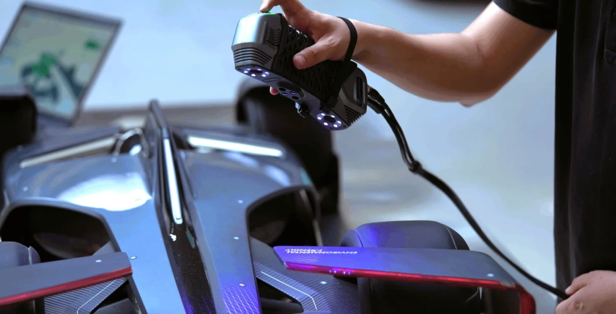 レーシングカーの車体の一部をスキャンしている様子