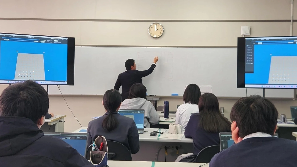 パソコンでプログラミングを学ぶ生徒たち