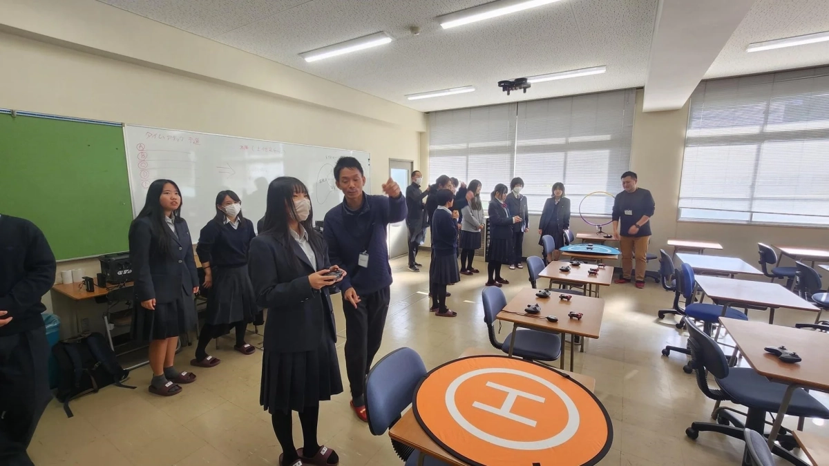 教室でドローンを操縦する生徒たち