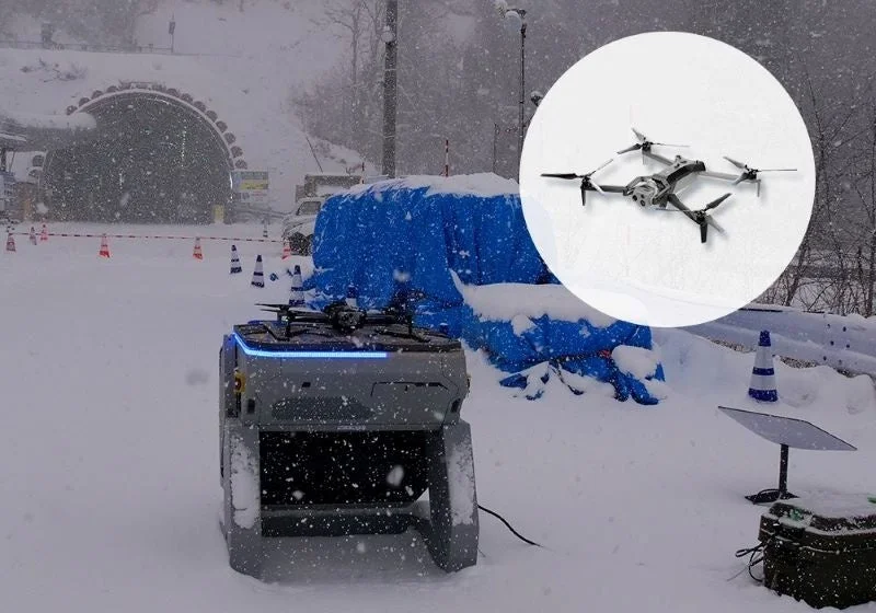 雪が降る中でトンネル入口付近に設置されたドローン搭載ロボット