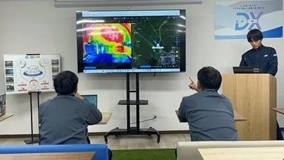 DXに関するプレゼンテーションが行われているオフィス