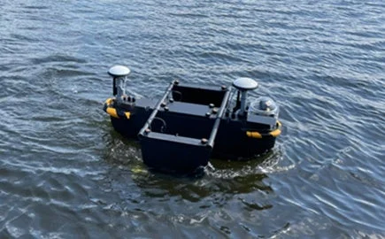 水面を漂う黒い自律航行艇