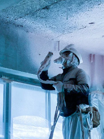 建設現場での吹き付け断熱施工の様子