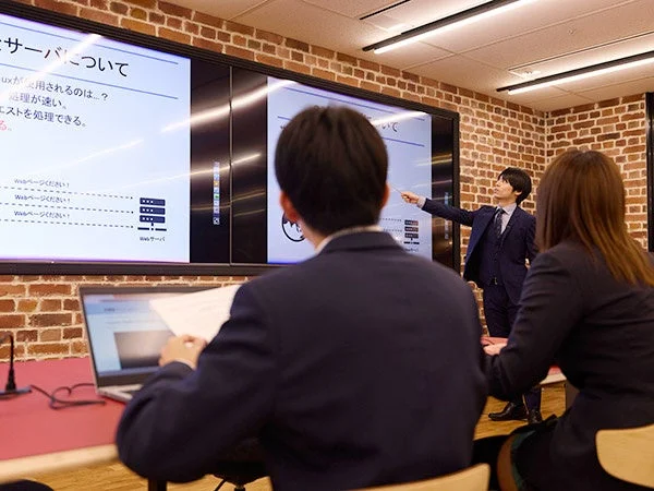 サーバーに関するプレゼンテーションの様子