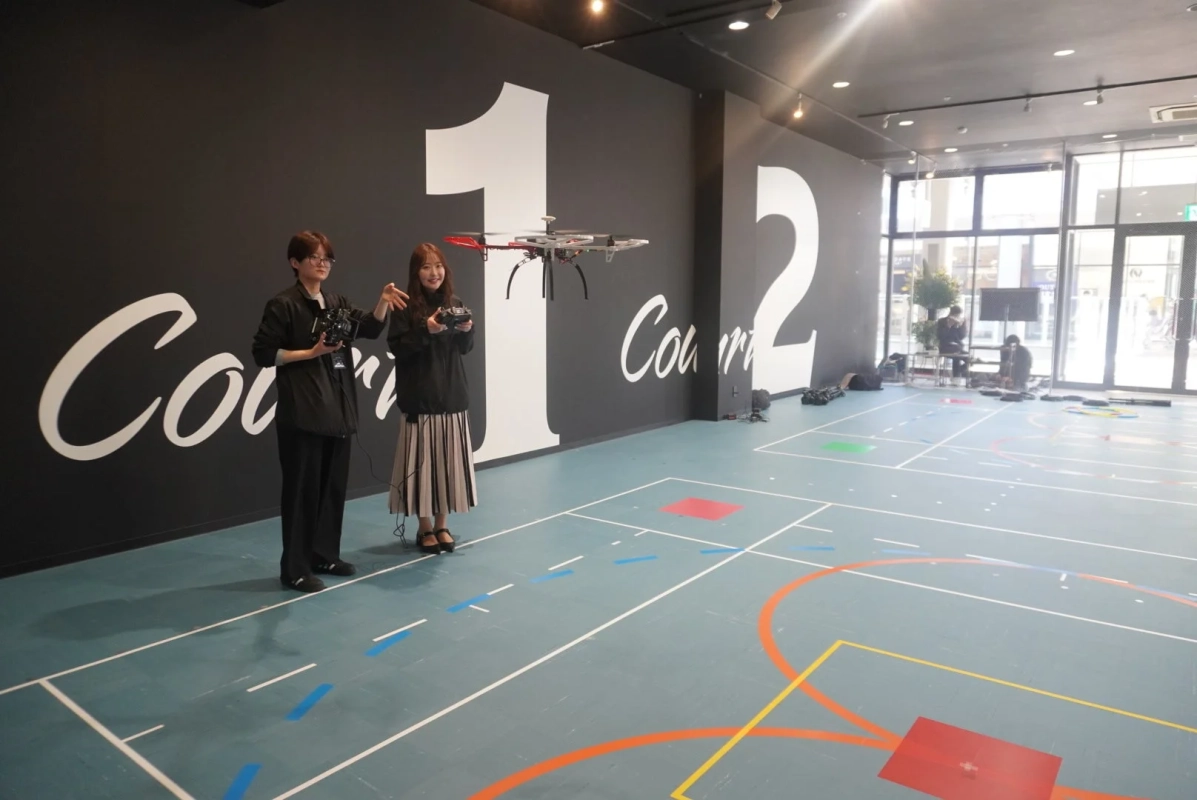 室内でドローンを操作する様子