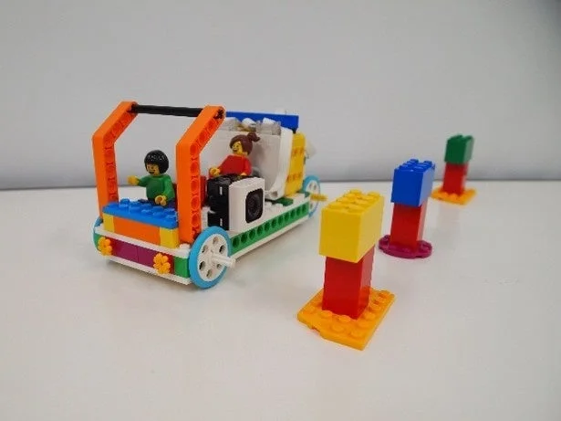 レゴブロックで組み立てられたカラフルな車