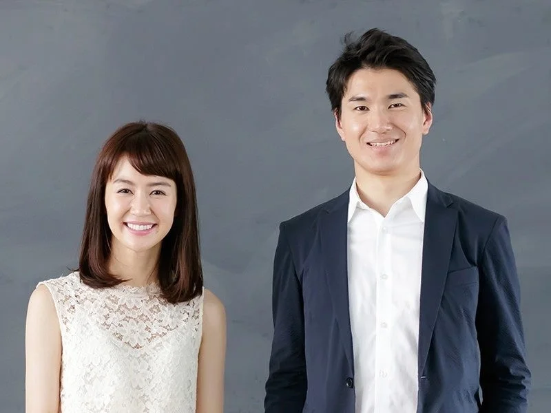 笑顔の男女が並んで立つポートレート