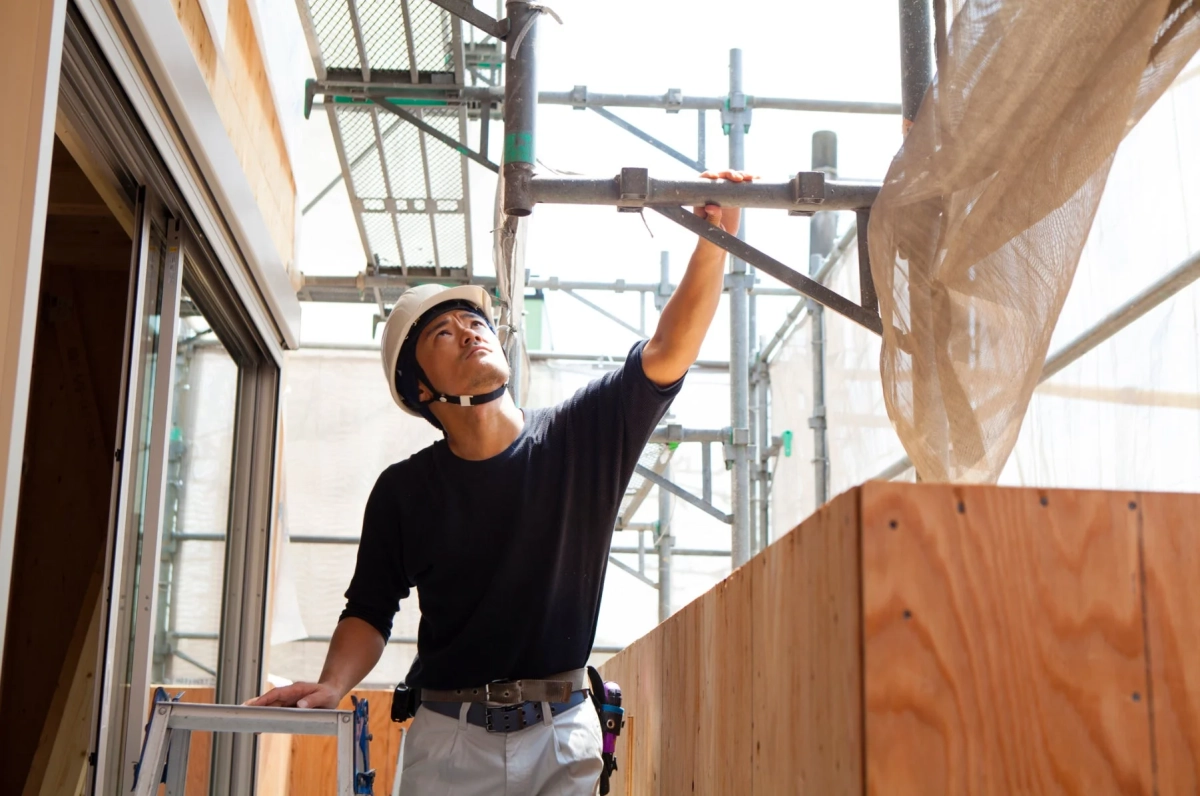 ヘルメットを着用した作業員