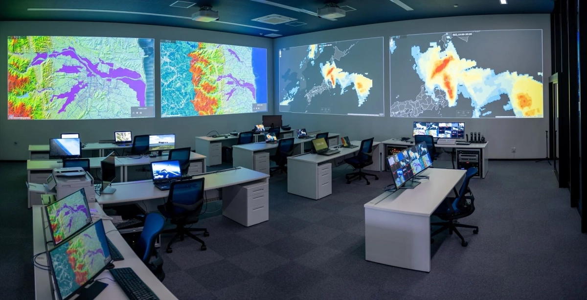 多数のPCと大型スクリーンが設置されたオペレーションルーム
