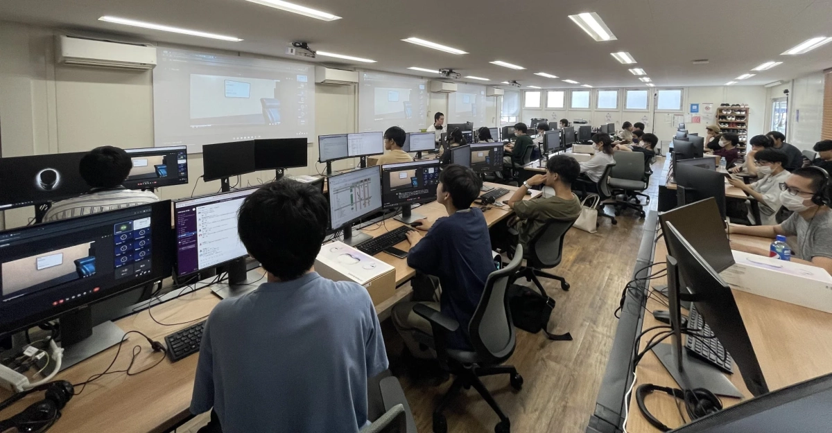 開発や学習に取り組むエンジニアや学生のグループの作業風景