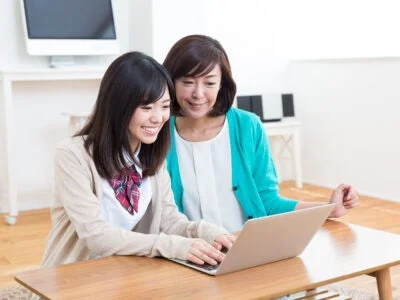 親子でパソコンを見ている様子
