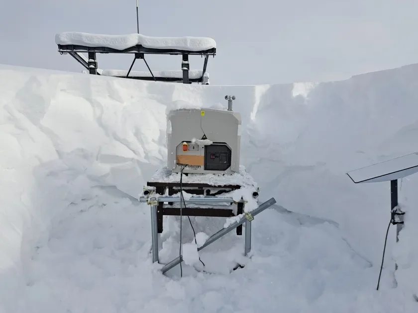 富良野スキー場のゴンドラ駅舎に設置した設置型ドローンポートと衛星通信アンテナ