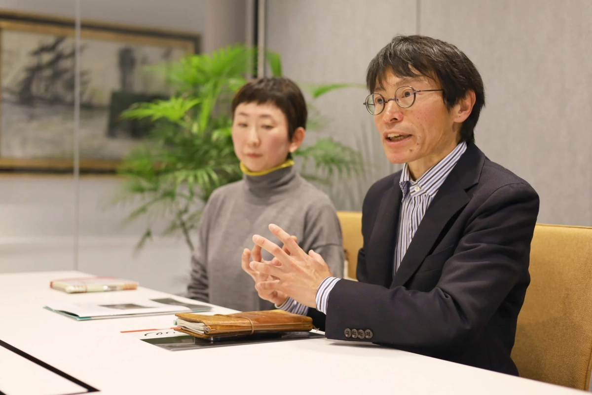 会議室で男性が話している