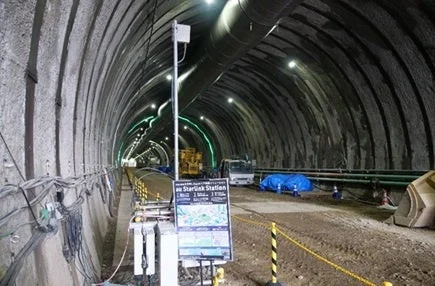 au STARLINK STATIONの看板が立つトンネル内部