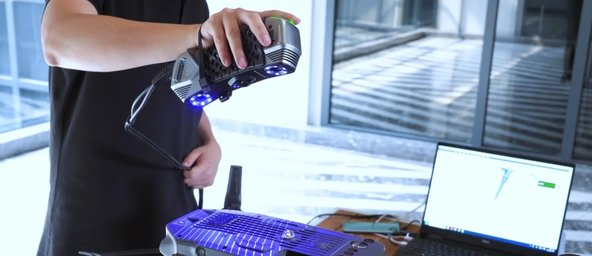 手持ちの3Dスキャナーで物体をスキャンし、ノートパソコンに結果を表示