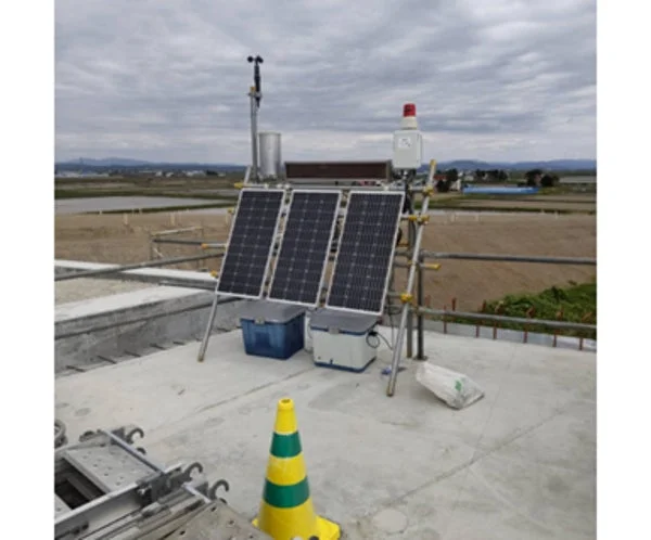 気象観測装置とソーラーパネル