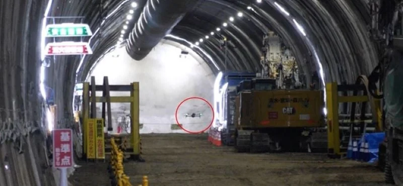 建設中のトンネル内で飛行する小型ドローン