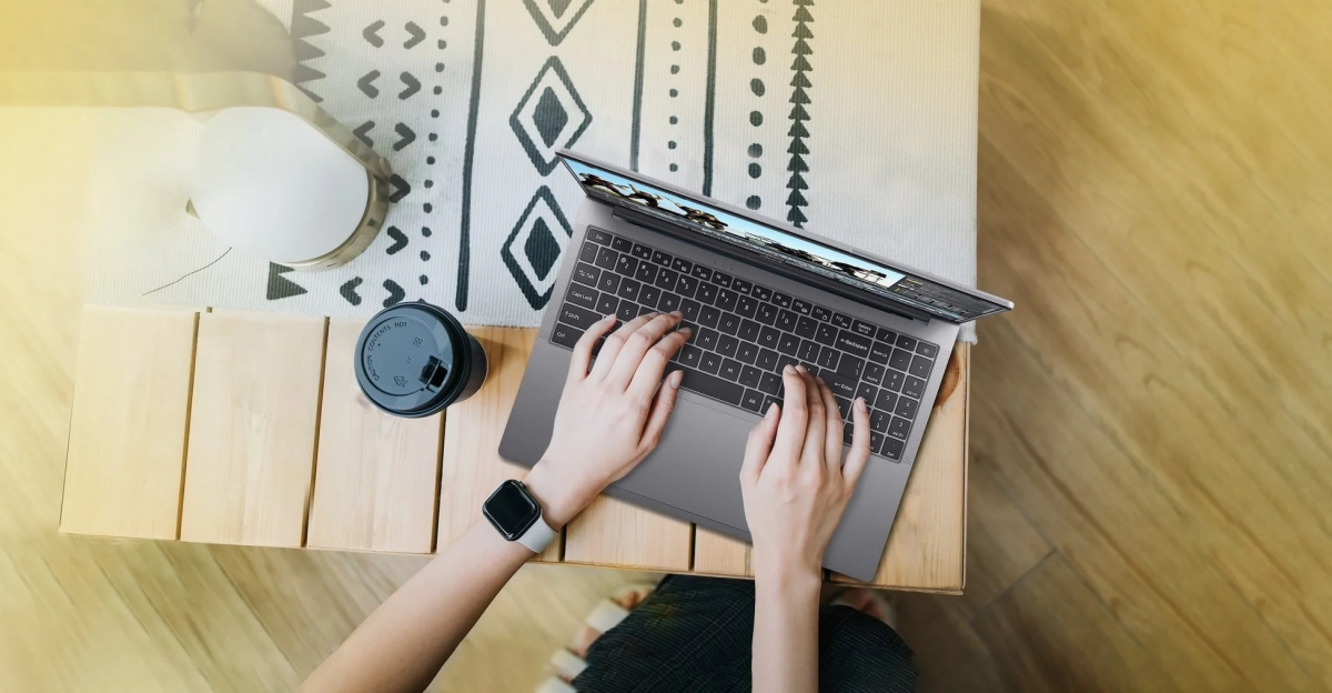 ノートパソコンで作業する人物の俯瞰画像
