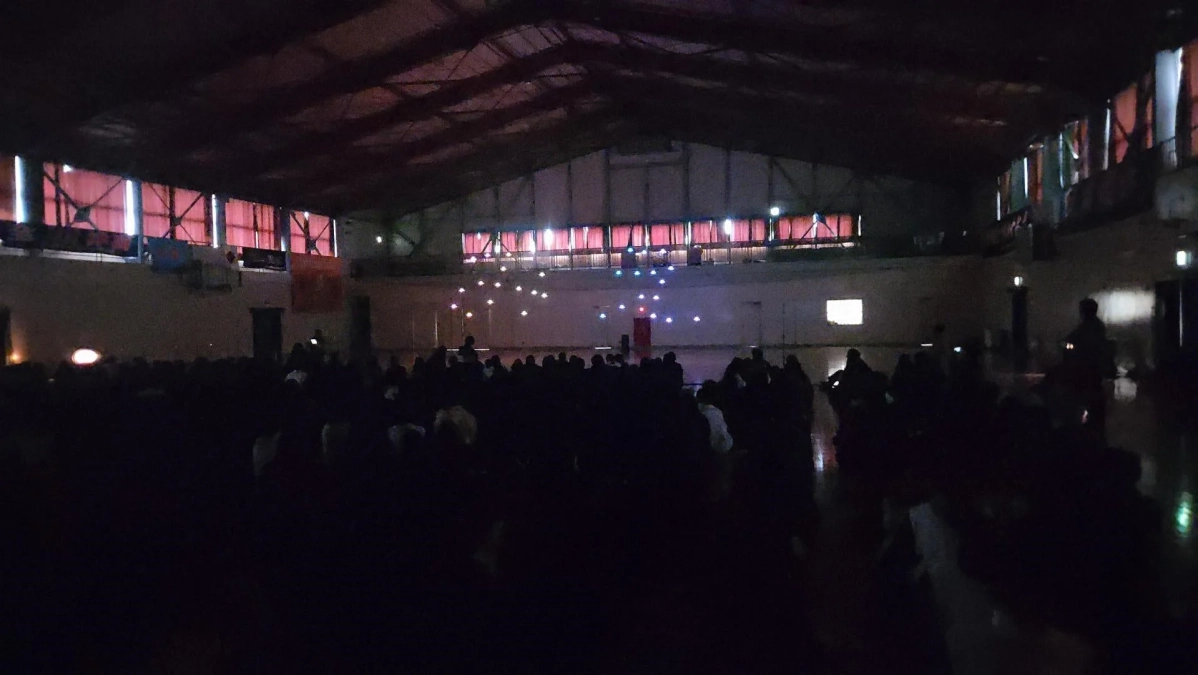 インドアドローンショーを見守る観客