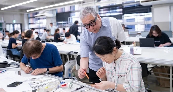 教室で指導を受ける学生