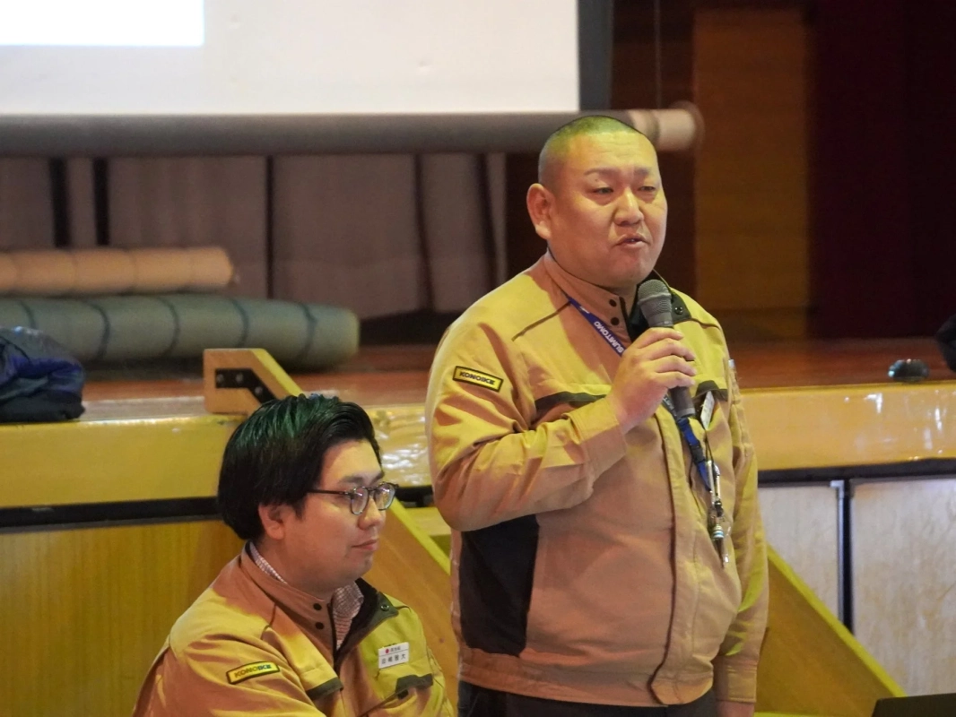 プレゼンテーションを行う鴻池組と梓設計の担当者