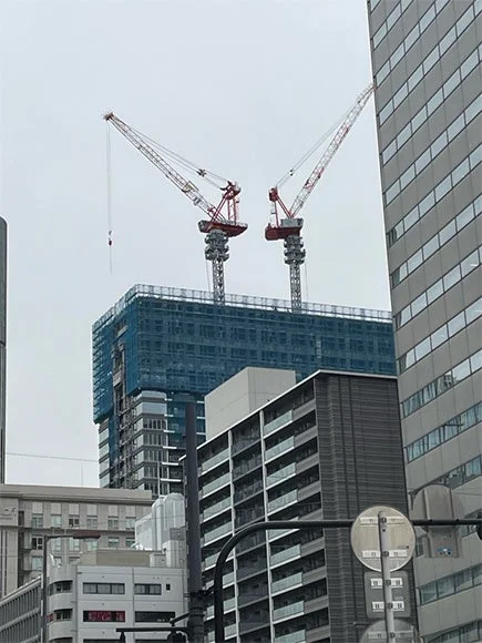 建設現場のクレーンと高層ビル