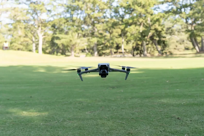 芝生の上を飛行するドローン