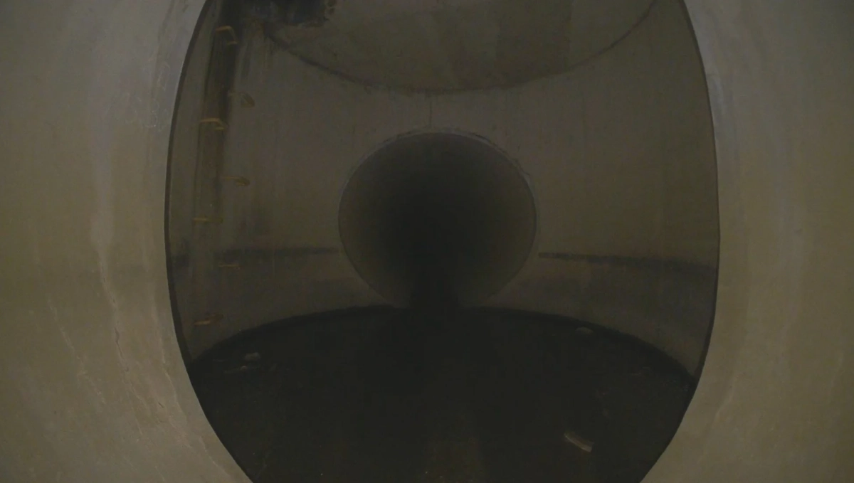 暗いコンクリート製のパイプ内部