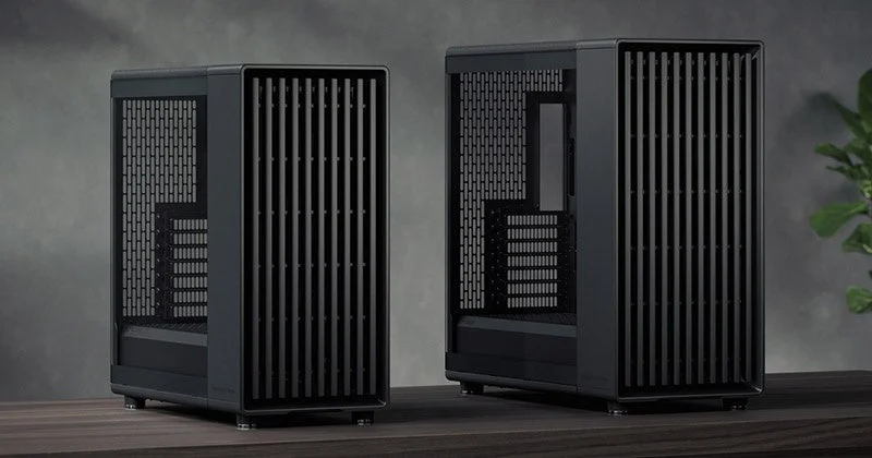 黒いPCケースが2つ、木製の台の上に置かれている様子