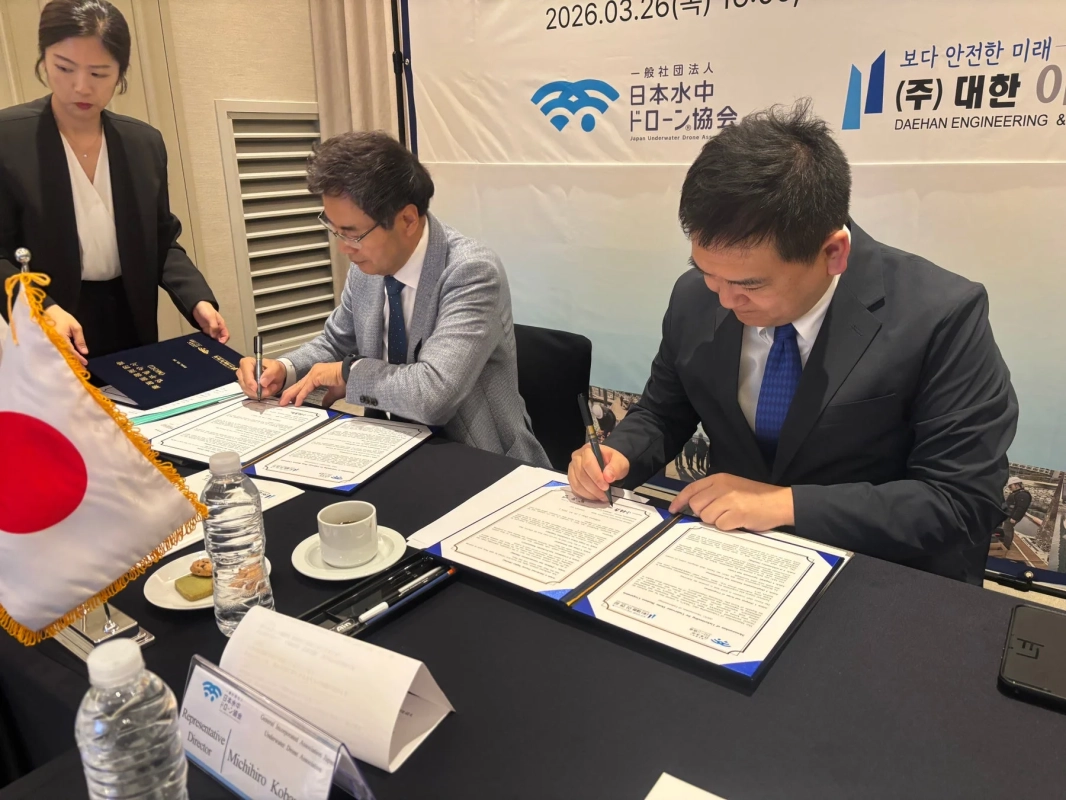 契約書に署名する様子