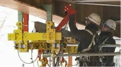 高所で機械を操作する作業員