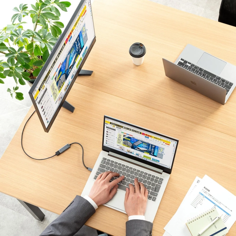 ノートパソコンと外部モニターを接続して作業する様子