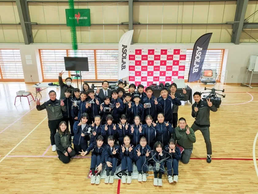 ドローンを囲んでの集合写真