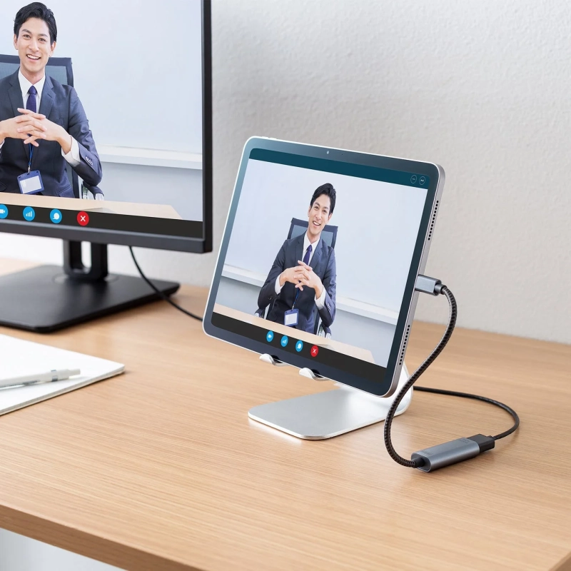 ビデオ会議中の男性とPC・モニターのイメージ、短いケーブル