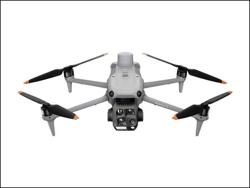白い背景に、DJI Matrice 4と思われるグレーの高性能ドローンが写っている