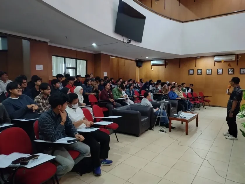 自己紹介に挑戦する学生