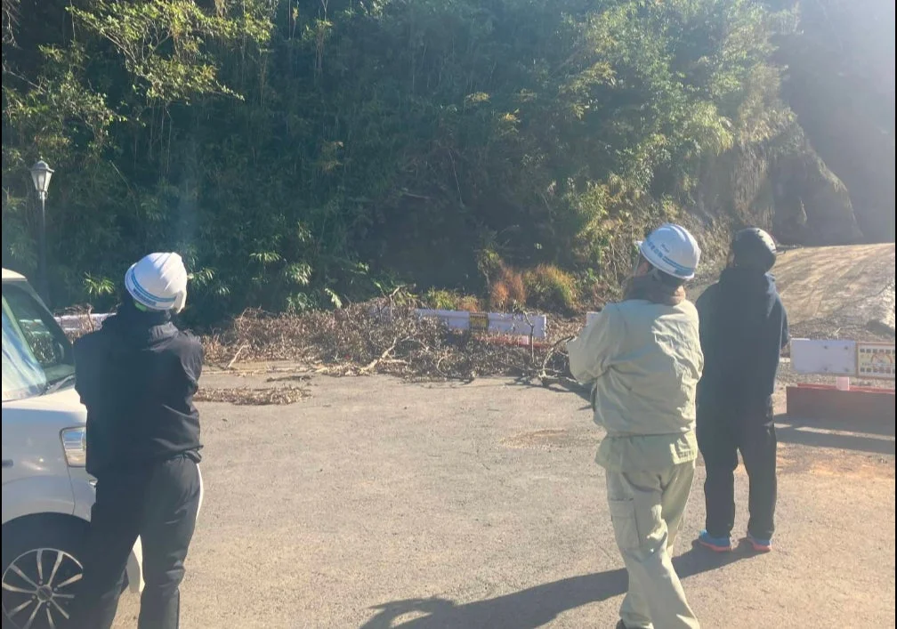 土砂崩れと倒木を視察する様子