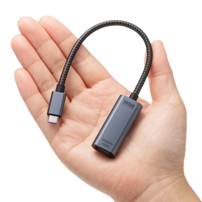 手のひらに乗せられたUSB-C to HDMI変換アダプタ