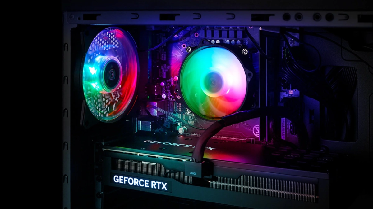 GEFORCE RTXロゴが光るグラフィックボード