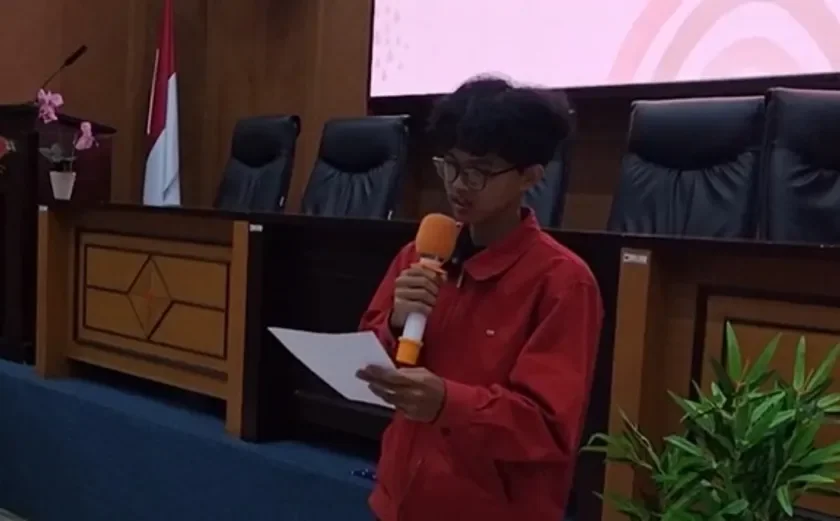 自己紹介シートを記入する学生