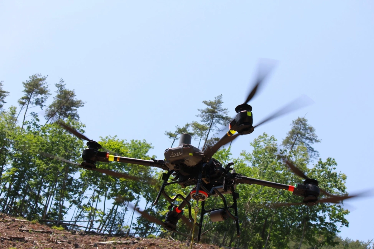 Axiaのドローンが森林上空を飛行
