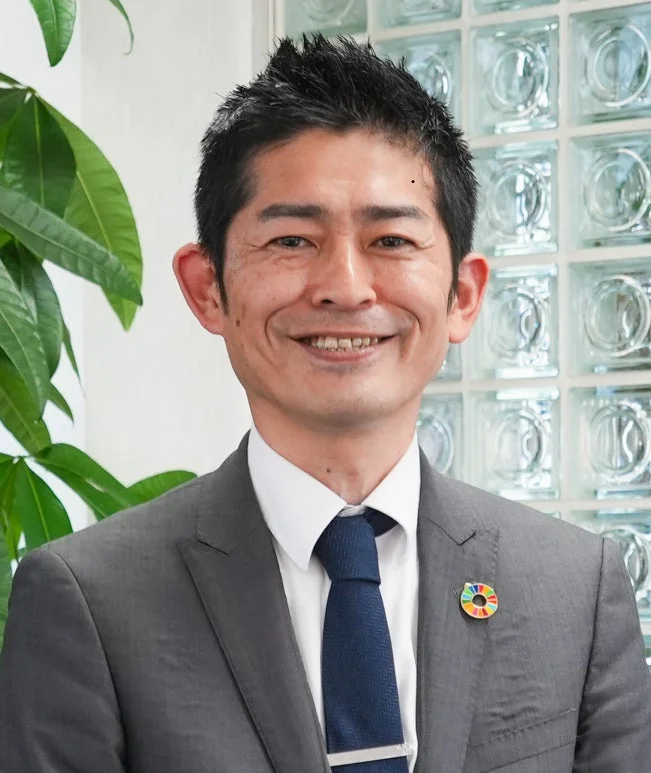 SDGsバッジをつけた日本人男性