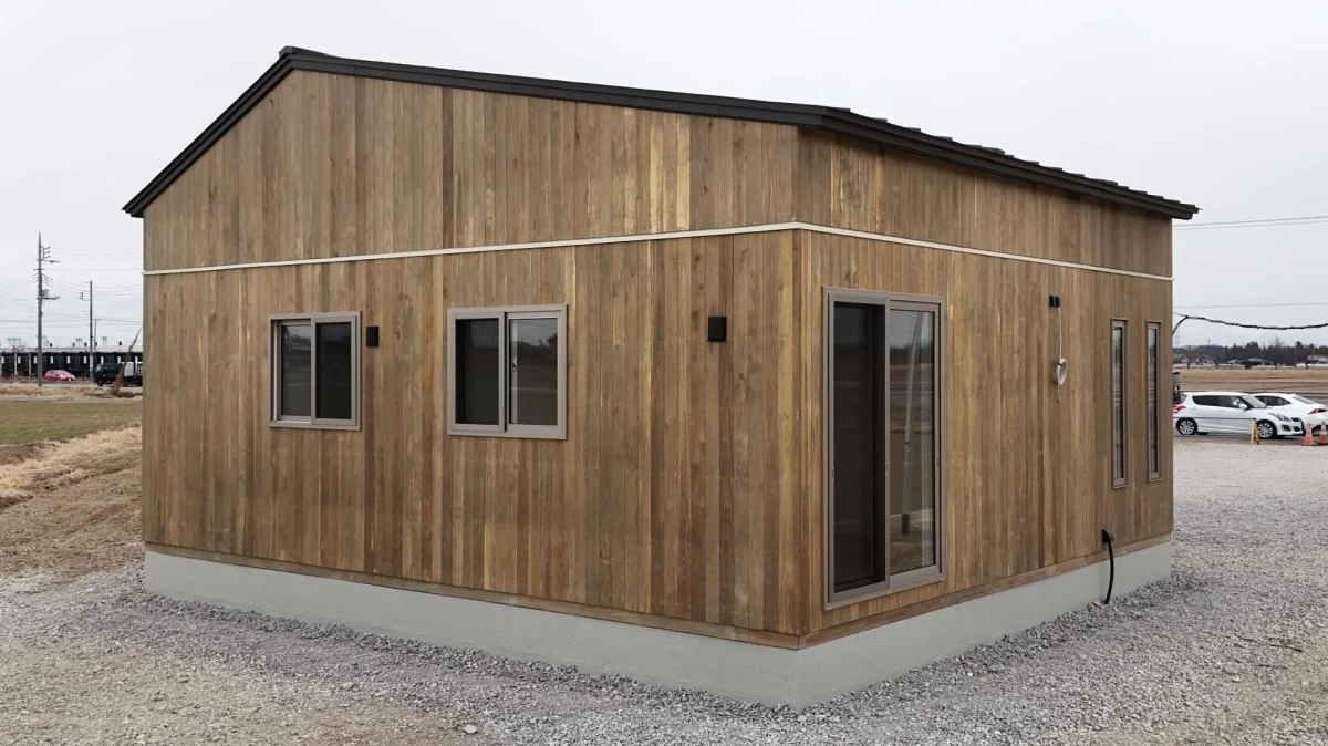 完成したモデル住宅の外観、モダンな木造