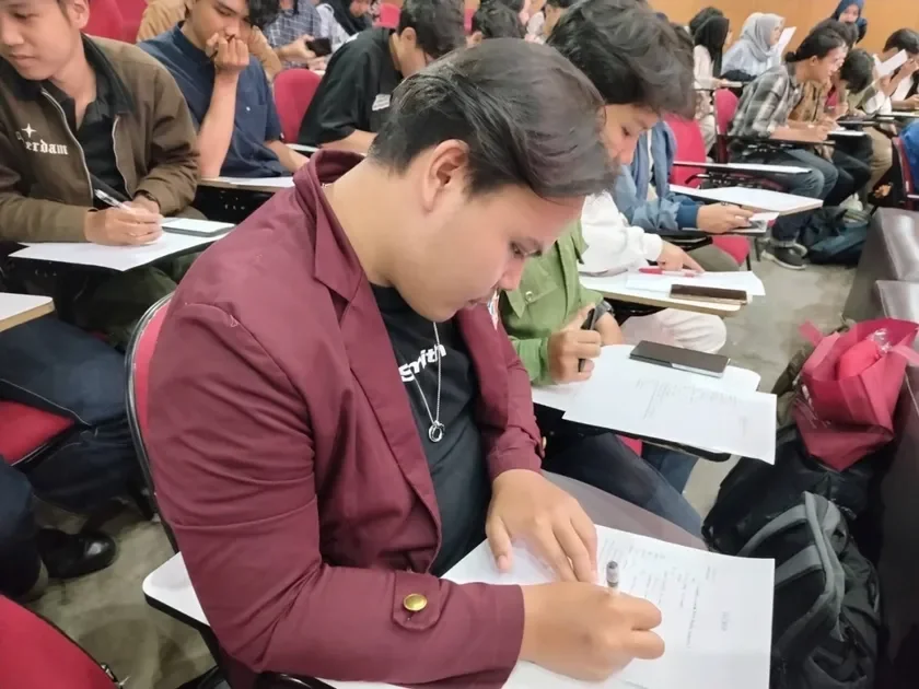 年齢の書き方について説明を受ける学生